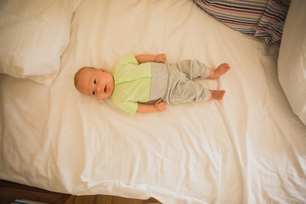 Photo high angle view of baby sleeping on bed at home