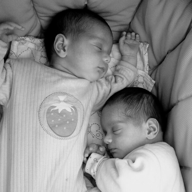 Photo high angle view of baby sleeping on bed at home