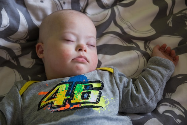 Photo high angle view of baby sleeping on bed