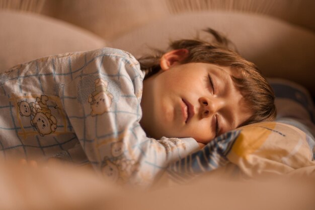 Photo high angle view of baby sleeping in bed