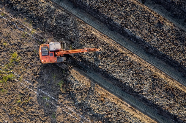 ハイ・アングル・ビュー・バックホー (High-angle view backhoe) はタイの農地と庭園のグローブをっている