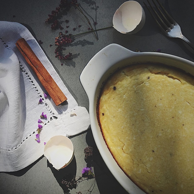 Photo high angle view of baked pudding on table