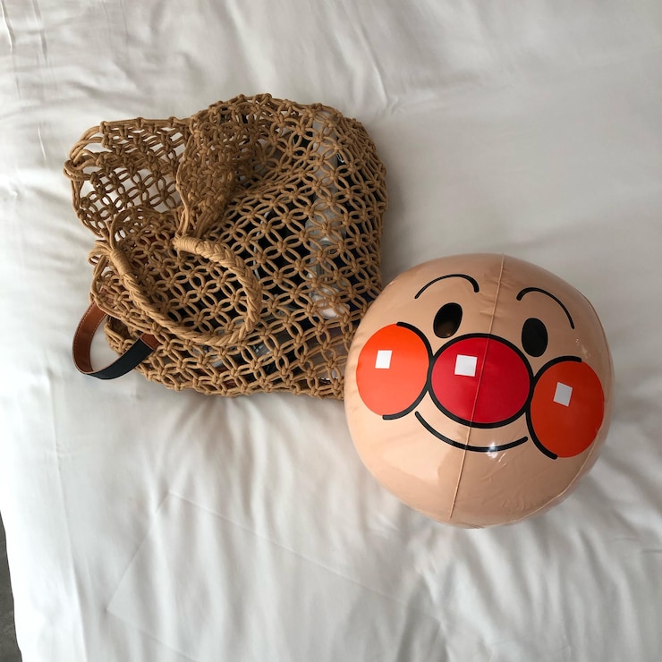 Photo high angle view of ball by bag on bed