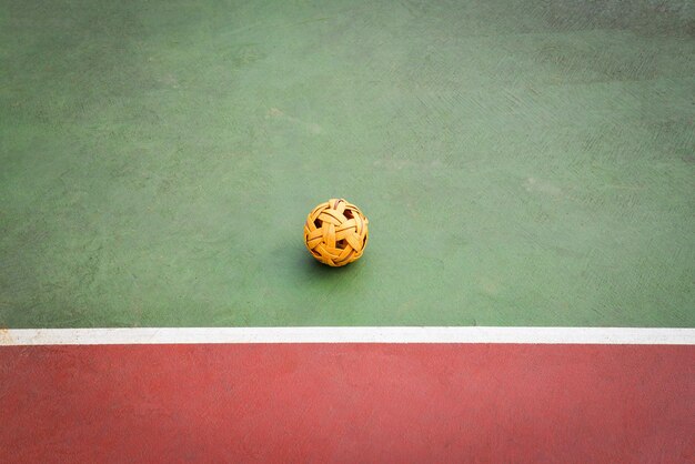 Photo high angle view of a ball on table