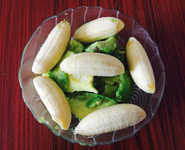 Foto vista ad alta angolazione della banana e dell'avocado sul tavolo