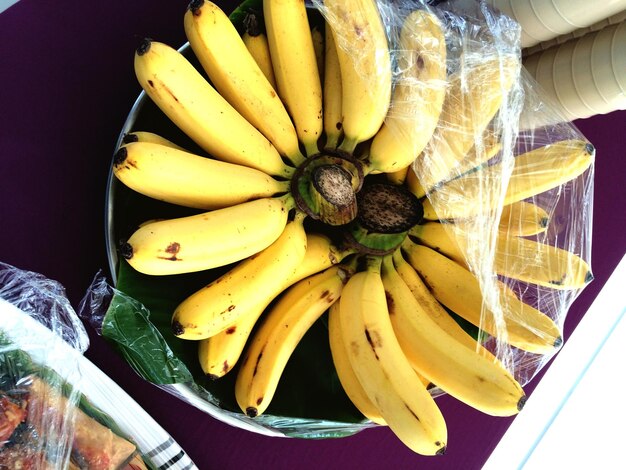 Photo high angle view of banana in container on table