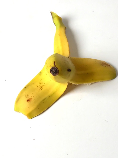 Foto vista ad alto angolo di una buccia di banana su sfondo bianco