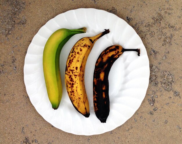 Photo high angle view of bananas in plate