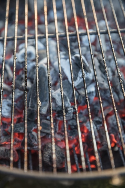 Foto vista ad alto angolo della griglia da barbecue