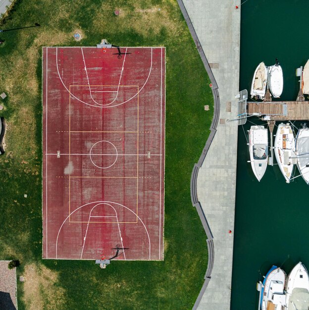 Foto vista ad alto angolo del campo da basket