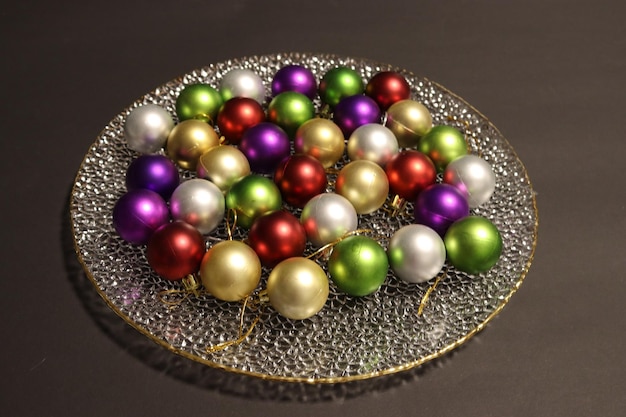 Photo high angle view of baubles in plate on table