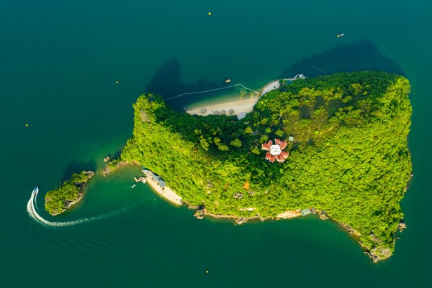 Foto vista ad alto angolo della baia sulla spiaggia