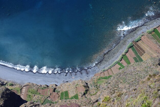 Foto vista ad alto angolo di una spiaggia contro il cielo.