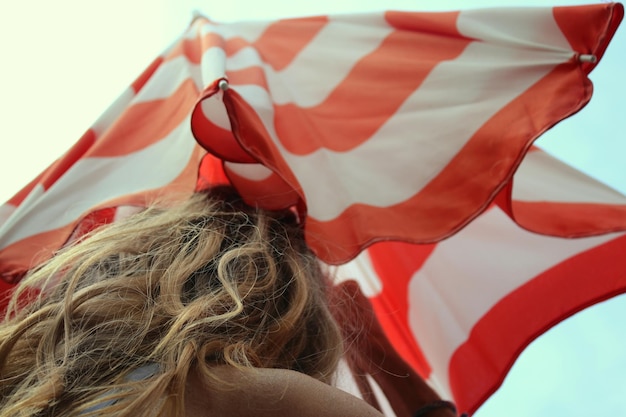 Photo high angle view of beach umbrella and women