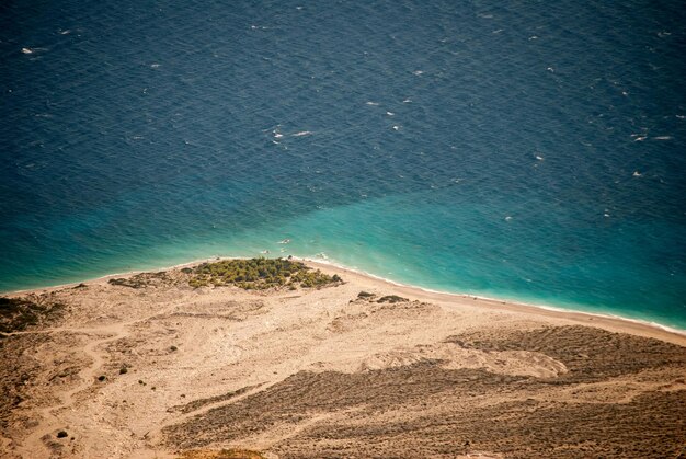 Foto vista ad alto angolo della spiaggia