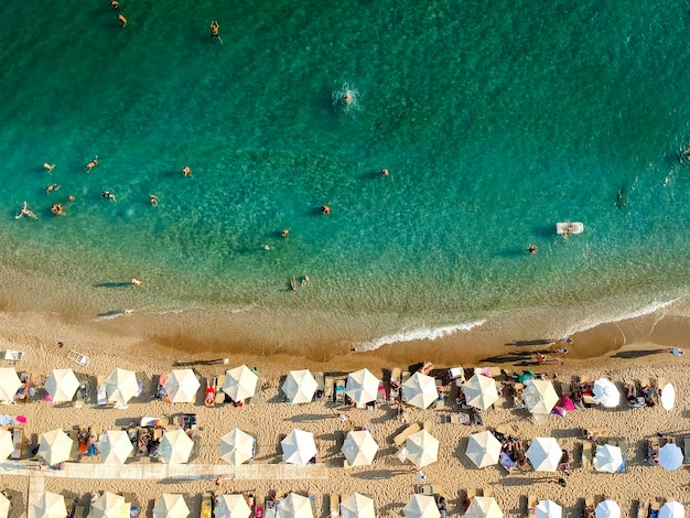 Foto vista ad alto angolo della spiaggia