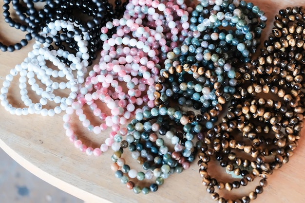 Photo high angle view of bead jewelries on table