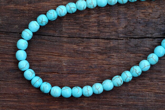 Photo high angle view of bead necklace on wooden table