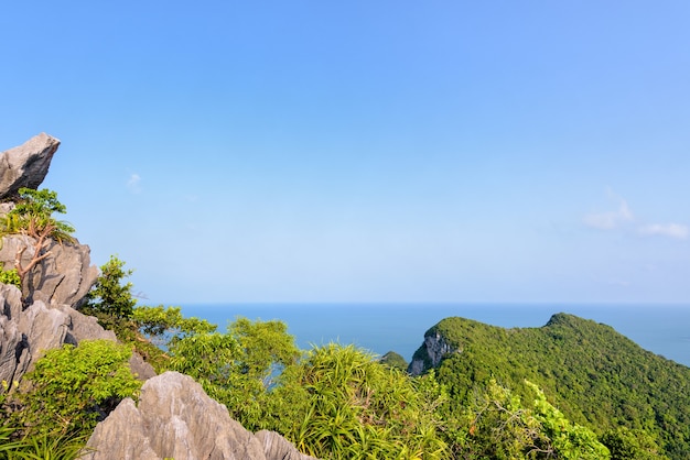 태국 수랏타니(Surat Thani), 무코앙통 국립해양공원(Mu Ko Ang Thong National Marine Park)에 있는 코우아따랍(Ko Wua Ta Lap) 관점에서 여름 동안 푸른 바다와 하늘의 아름다운 자연 경관을 높은 각도로 볼 수 있습니다.