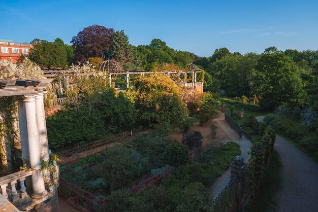 Photo high angle view of beautiful scenery at the hill garden and pergola