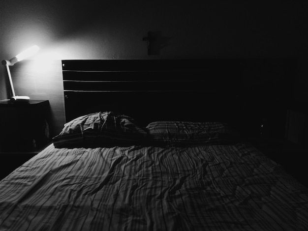 Photo high angle view of bed in illuminated bedroom