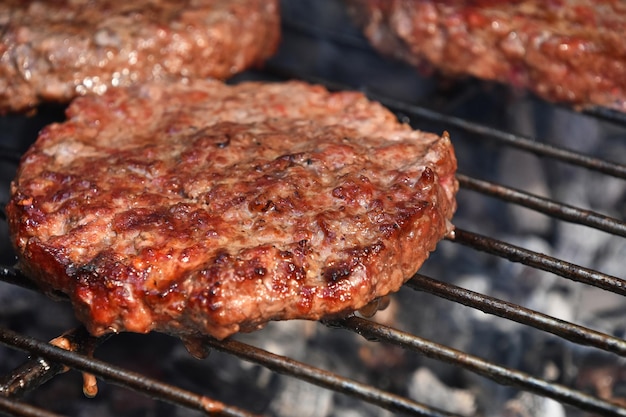 バーベキュー・グリル上の牛肉の高角度のビュー