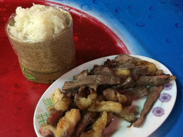Foto vista ad alta angolazione delle bistecche di manzo e del riso sul tavolo
