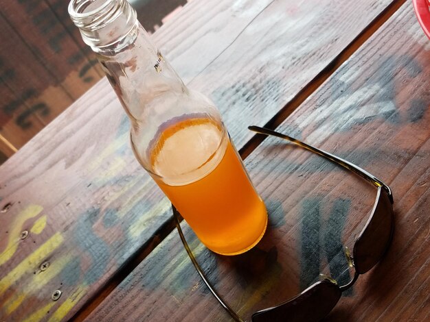 Foto vista ad alto angolo della bottiglia di birra sul tavolo