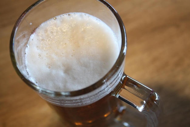 Photo high angle view of beer in glass on table