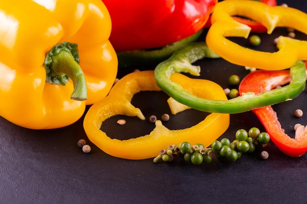 Photo high angle view of bell peppers on table