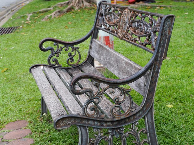 Photo high angle view of bench in park