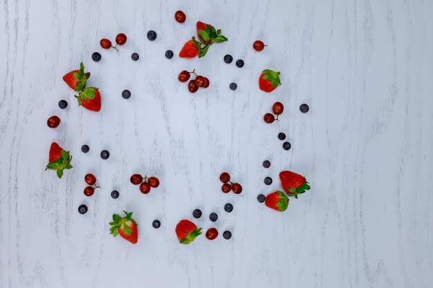 Photo high angle view of berries on white table