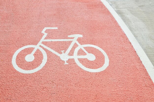 在道路上自行車道標誌的高角度視角