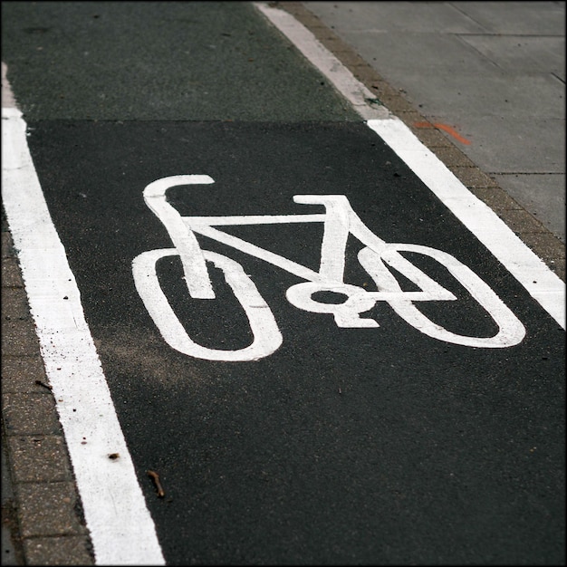 道路上の自転車路線の標識の高角度の景色
