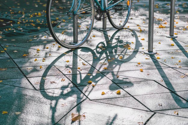 Foto vista ad alto angolo di una bicicletta parcheggiata sul sentiero pedonale