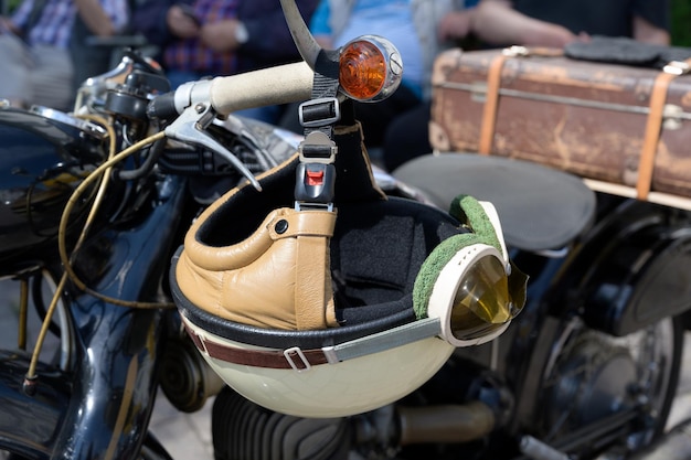 Foto vista ad alto angolo di una bicicletta parcheggiata in strada