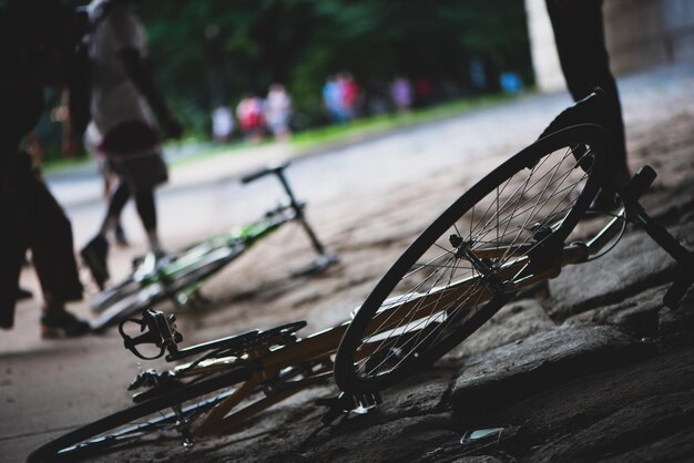 Foto vista ad alto angolo di una bicicletta parcheggiata in strada