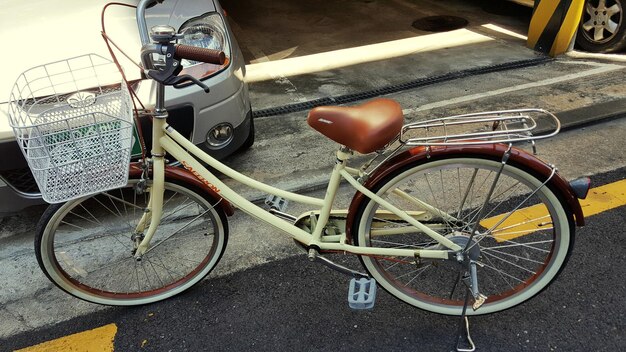 Photo high angle view of bicycle parked on street