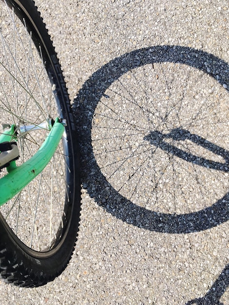 道路上の自転車の高角度のビュー