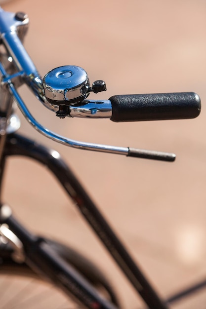 Foto vista ad alta angolazione della bicicletta su strada