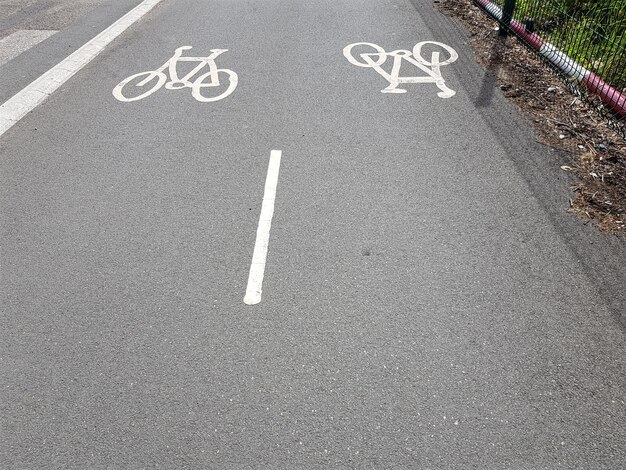 Photo high angle view of bicycle signs on road