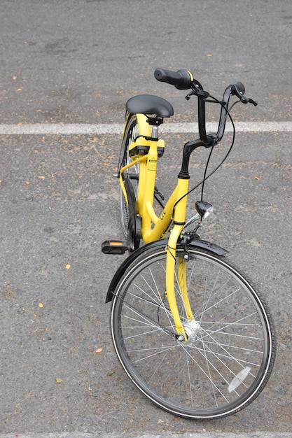 Foto vista ad alto angolo di una bicicletta in strada