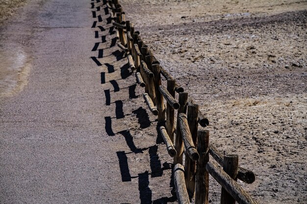 歩道上の自転車の高角度の写真