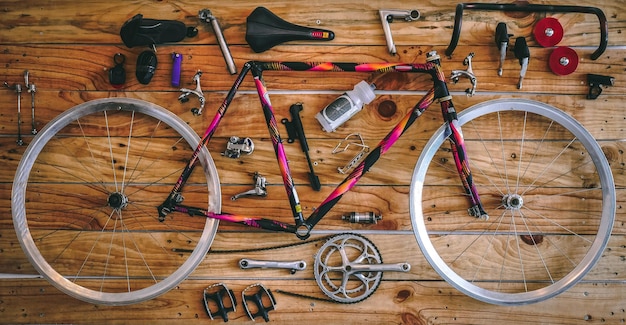 Photo high angle view of bicycles on table