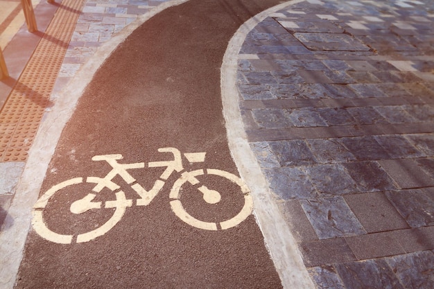 Foto vista ad alto angolo del segnale della pista ciclabile sulla strada