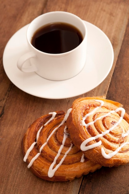 Foto vista ad alto angolo della tazza di caffè nera e dei biscotti sul tavolo