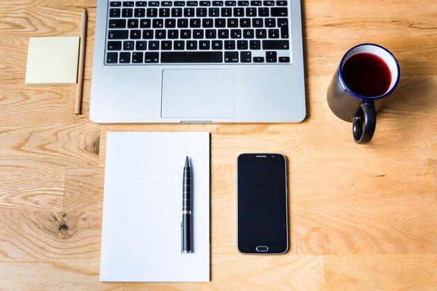 Photo high angle view of black coffee cup on office desk