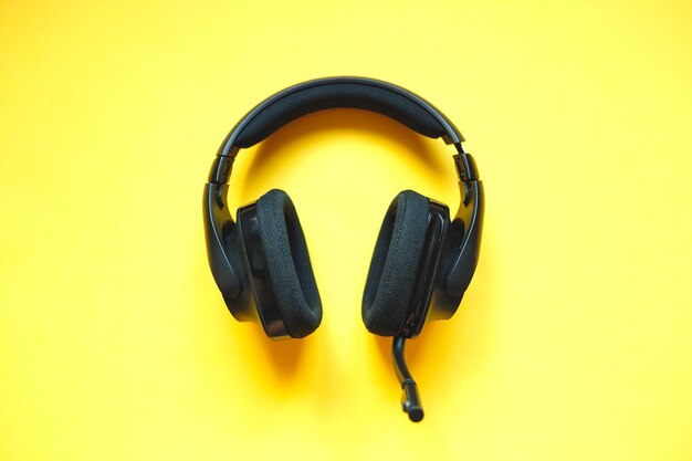 Photo high angle view of black coffee on yellow background