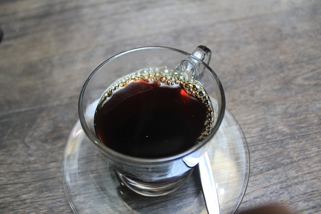 Photo high angle view of black tea served on wooden table