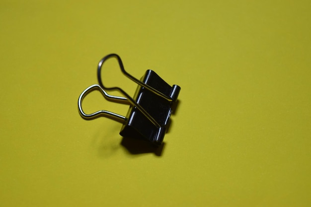 Photo high angle view of black tea on yellow background